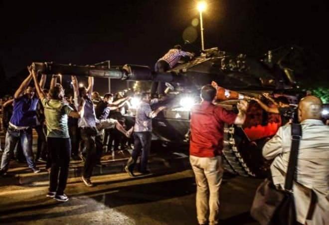 <p><span style="color:#FFD700"><strong>16 Temmuz | 00:35</strong></span></p>
<p>Darbe girişimiyle ilgili ilk soruşturma İstanbul’da başlatıldı. Küçükçekmece Cumhuriyet Başsavcısı Ali Doğan, darbe girişimini yapan askerlerle ilgili soruşturma başlatıldığını ve askerlerin görüldükleri yerde tutuklanacaklarını bildirdi.</p>
<p> </p>