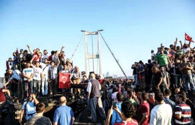<p><span style="color:#FFD700"><strong>16 Temmuz | 21:09 - 21:57</strong></span></p>
<p>FETÖ’nün darbe girişiminin ardından yürütülen soruşturma kapsamında üst düzey gözaltılar sürdü ve HSYK 2. Dairesince açığa alınan adli yargıdaki hakim ve savcıların isimleri açıklandı. FETÖ’nün darbe girişimine ilişkin soruşturma başlatan Ankara Cumhuriyet Başsavcılığı, tüm ağır ceza cumhuriyet başsavcılıklarına yazı göndererek, “aynı örgüte üye oldukları değerlendirilen” toplam 2 bin 745 hakim ve savcının gözaltına alınmasını ve haklarında soruşturma yürütülmesini istedi.</p>