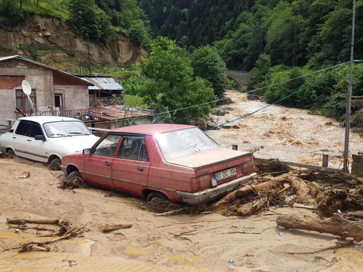 <p>Rize’nin Çayeli ilçesinde bulunan Ağaran Şelalesi, bölgede etkili olan şiddetli yağışın ardından taşarak yolu trafiğe kapattı. </p>
