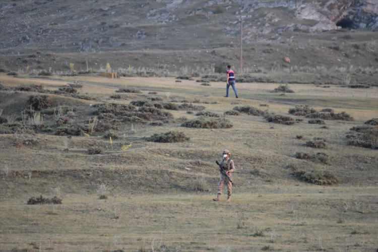 <p>Güvenlik güçlerinin incelemesi sonucu kuyudaki cesetlerin, kayıp Figen ve Mert Karadağ'a ait olduğu belirlendi.</p>
<p> </p>
<p>Anne ve oğlunun tüfekle vurularak öldürüldüğü öğrenildi.</p>