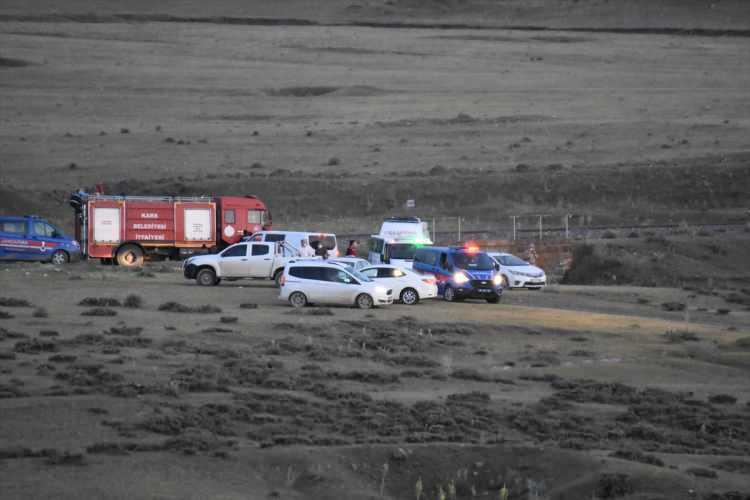 <p>Olay yerine çok sayıda jandarma ve polis ekibinin yanı sıra sağlık, AFAD ve itfaiye görevlisi sevk edildi. Kars Cumhuriyet Başsavcısı Soner Aygün'ün de aralarında bulunduğu savcılar olay yerine geldi. İl Emniyet Müdürü Yavuz Sağdıç da bölgeye gelerek incelemelerde bulundu.</p>
