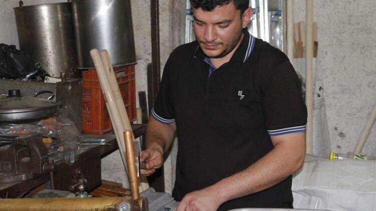 <p>Siirt’te piknik sezonunun açılması ile birlikte mangal, ızgara ve semaver satışı yapan iş yerleri siparişlere yetişemez duruma geldi. Yılın 9 ayı oturan ustalar, yaz ayları ile birlikte biran olsun boş durmuyor.</p>

<p>Koronavirüs kısıtlamalarının kaldırılmasıyla mangal, semaver gibi piknik çeşitlerine vatandaşların rağbet gösterdiği belirtildi.</p>
