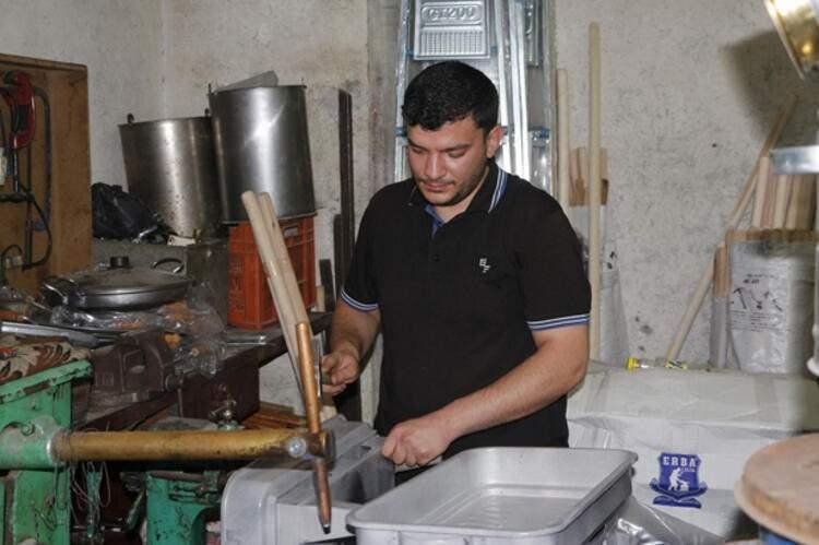 <p>"10 yıldır bu mesleği yapıyorum. 9 ay oturuyoruz. 3 ay burada çalışıyoruz.</p>