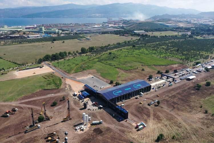<p>Fabrikanın kurulacağı yerde yol ve tören alanının kurulumu çalışmalarının hummalı şekilde sürdüğü görüldü.</p>