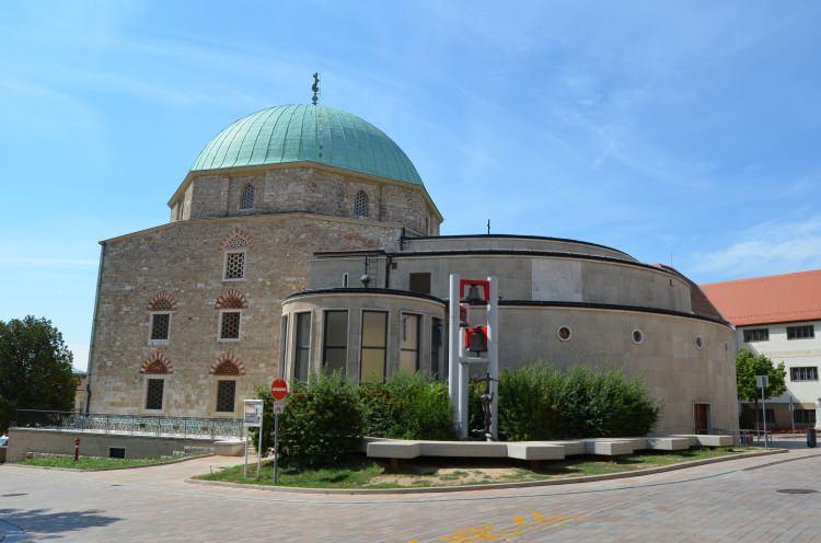 <p>Türkiye'de bu konuda daha önce merhum Ekrem Hakkı Ayverdi ve Prof. Dr. Semavi Eyice gibi isimlerin kitaplarında ve makalelerinde bazı eserlerin incelendiğini belirten Yılmaz, ancak bütün Osmanlı coğrafyasını içine alan bir çalışmanın olmadığını kaydetti.</p>
