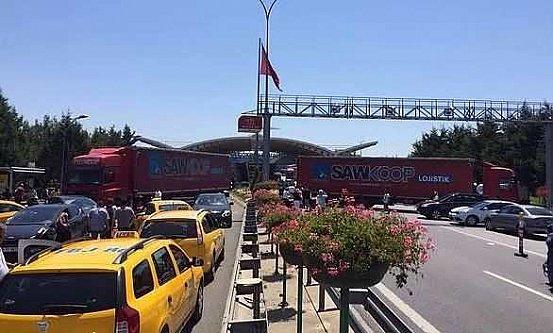 <p> 15 Temmuz darbe teşebbüsü ile ilgili ülkenin her yerinden kamera kayıtları basına servis edilirken Sabiha Gökçen Havalimanı kayıtları servis edilmedi. Basın mensupları ilgili kurumlardan talep ettiklerinde ‘Mahkeme kararı var, yasaktır’ diye beyan edildiğini işittik fakat bu görüntülerin bir çok saklı kalmış bilgiyi açığa çıkaracağını düşünüyorum dedi!</p>
