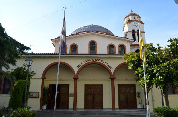 <p>- "Mimari yapılara bizim kadar saygılı davranan başka milletler yok"</p>
<p>Yılmaz, Türklerin dönüştürdükleri yapılardaki mimari özelliklere çok müdahale etmediklerini anlatarak şunları söyledi: </p>
<p>"Mimari yapılara bizim kadar saygılı davranan başka milletler yok. Türklerin geçmiş medeniyetlerle hiçbir kompleksi olmamış, bu yüzden camiye çevirdiğimiz yapılardaki mimari özelliklere müdahale etmemişiz. Bunu en güzel örneği Ayasofya Camisidir. 1453'ten beri gözümüz gibi korumuşuz, hem de kilise özelliklerine müdahale etmeden. Sadece mihrap, minber ve minare eklemişiz. Dıştan esere baktığınızda rahatlıkla eskiden kilise olduğunu anlayabiliyorsunuz. İçeriden de öyle, sadece göz hizasındaki insan tasvirleri sıvanıp kapatılmış. Oysa Avrupalıların kiliseye çevirdiği camilerin mimari özellikleri tümüyle değiştirilmiş."</p>