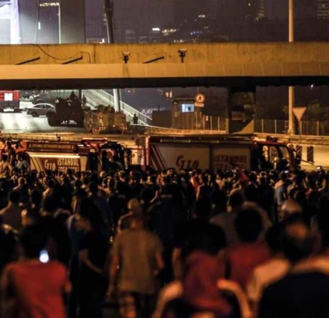 <p>Türkiye'nin darbecilere karşı verdiği 15 Temmuz mücadelesinde 251 kişi şehit oldu, bin 539 vatandaş yaralandı. Diğer yandan birçok ülke Türkiye'ye destek olduğunu açık bir dille ifade etmiştir.</p>
<p> </p>