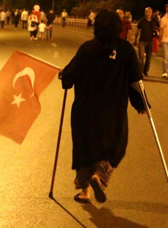 <p><strong><span style="color:#FFD700">15 Temmuz | 23:30 - 00:00</span></strong></p>
<p>Genelkurmay Başkanı Orgeneral Hulusi Akar’ın, darbe girişiminde bulunan bir grup asker tarafından rehin alındığı bildirildi. Güvenlik kaynakları, “Askeri kalkışma, ordu içerisindeki Fetullahçı Terör Örgütü/Paralel Devlet Yapılanması (FETÖ/PDY) mensubu bir grup subay tarafından yapılmaya çalışılmaktadır.” açıklamasında bulundu.</p>