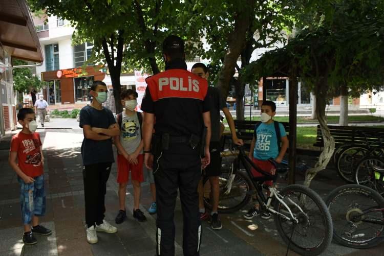 <p>Ayrıca yapılan bu çalışmalar sonucunda 18 adet ruhsatsız tabanca, 20 adet av tüfeği, 8 adet kurusıkı tabanca, 499 adet mermi, 7 adet kesici/delici alet, 181 gr eroin, 144 gr esrar, 110 gr captagon, 217 kök kenevir ve 117 paket kaçak sigara ele geçirilmiştir.</p>
