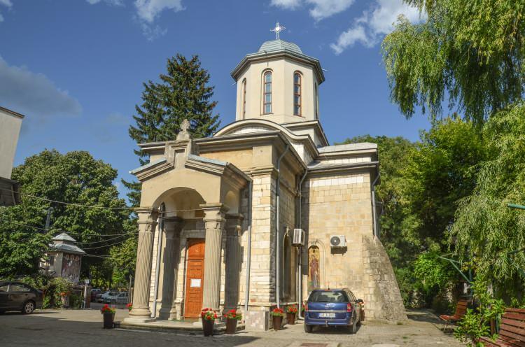 <p>- "Sofya'da bir gecede 7 minare dinamitlendi"</p>
<p>Yüksek Mimar Mehmet Emin Yılmaz, Türk eserlerinin siyasi ve mekansal gerekçelerle değiştirildiğini belirterek, "Şehir merkezlerindeki büyük anıtsal Türk yapıları ve özellikle de minareler Türk hakimiyetini dolayısıyla İslamı simgeledikleri için yok edilmesi gereken ilk hedef olarak görülüyor. Çok hazindir, Sofya'da 1878’de bir gecede dinamitlerle 7 minare yıktırılıyor." diye konuştu. </p>