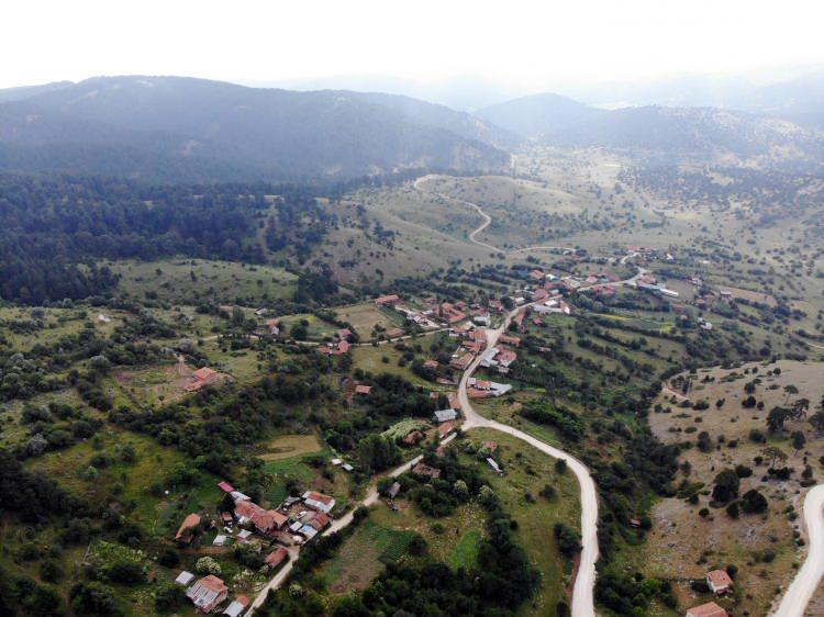 <p>- "Virüs korkusu da olmuyor"</p>

<p>Sofular'da eşiyle oturan 69 yaşındaki Kadir Demir, Kovid-19 ile tatil planında değişiklik yapan insanların yaylalara akın ettiğini söyledi. </p>

<p>Her gün vatandaşların kendisine gelerek kamp yapılacak alan sorduğunu ifade eden Demir, şöyle konuştu:</p>

<p>"İnsanlar, bol oksijenli yaylalarımıza bir günlük de olsa dinlenmek için geliyor. Burada doğayı yaşıyor, yayla havası alıyorlar. Bu yaylalarda hafta sonu kamp yapan insanlar çok, burada temiz hava alıp konaklıyorlar. Buradan ayrılırken de üzülüyorlar, bir gelen bir daha da mutlaka geliyor."</p>
