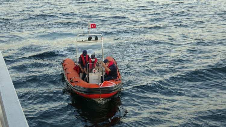 <p>Heybeliada’da çıkan yangın nedeniyle vapur seferleri durdurulunca yaşlı bir çift, Heybeliada açıklarındaki bir vapurda mahsur kaldı. Denizin ortasında mahsur kalarak rahatsızlanan yaşlı çiftin imdadına sahil güvenlik ekipleri yetişti.</p>
