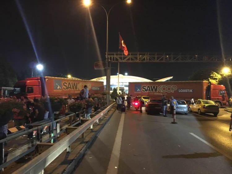 <p>ÇOK KISA SÜREDE GİRİŞLERİ KAPATTIK <br />
 <br />
Hiçbir devlet yetkilisi henüz açıklama yapmamış iken;  </p>

<p>Sabiha Gökçen Taşıma ve İşletme Kooperatifi Yönetim Kurulu Başkanı Çavuş,  kooperatifteki personel arkadaşları aradığını belirterek, “Talimat verdim. Kargo giriş kapısını kırın ve TIR’larla, kamyonlarla havalimanına girişleri kapatın. Arkadaşlar, kısa süre içinde tüm girişleri kapattı. Sabiha Gökçen Havalimanı giriş kapısı ve yakınlarında bulunan Emniyet Müdürlüğüne kadar gelen tanklar bizim ve milletimizin vakur duruşu sayesinde İstanbul’da giremedikleri tek devlet kurumu olmuştur” dedi.</p>
