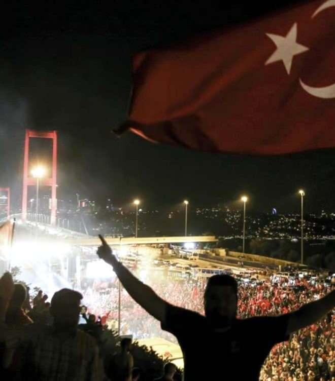 <p><span style="color:#FFD700"><strong>16 Temmuz | 15:03 - 16:08</strong></span></p>

<p>Danıştay Başkanlığı’ndaki FETÖ mensubu üyelerden 5’i Danıştay Genel Kurul Salonu’nda gözaltına alındı. FETÖ’nün darbe girişimiyle ilgili haklarında yakalama kararı bulunan 10 Danıştay üyesi gözaltına alındı. Ankara Cumhuriyet Başsavcılığınca, terör örgütü üyeliği suçundan 140 Yargıtay, 48 Danıştay üyesi hakkında gözaltı kararı çıkarıldı ve bu isimlerden 11 Yargıtay ve 4 HSYK üyesi gözaltına alındı. Başbakan Binali Yıldırım TBMM Genel Kurulu’nda milletvekillerine hitap etti.</p>
