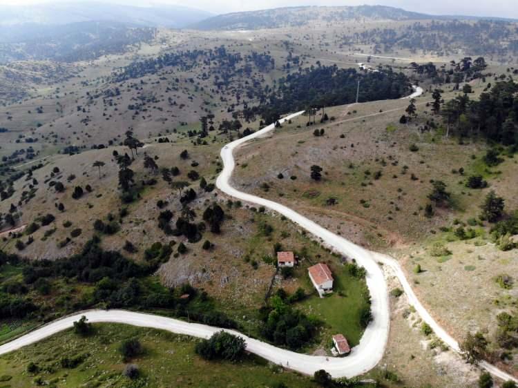 <p>Yaylaların ilgi odağı olduğunu anlatan Kocabıçak, şöyle konuştu:</p>

<p>"Tarih ve inanç turizminin yanı sıra Kovid-19 sonrası ilimiz yayla turizminde ön plana çıktı. Şehir stresinden uzaklaşmak isteyen vatandaşların uğrak mekanları haline gelen yaylalarımız, gün geçtikçe daha fazla ilgi uyandırıyor. Bu alanları kullanan yerli ve yabancı turistlerin ilimiz hakkındaki olumlu geri bildirimleri bizleri memnun ediyor. Tüm doğaseverleri, birçok endemik bitkiyi barındıran yaylalarımıza bekliyoruz."</p>
