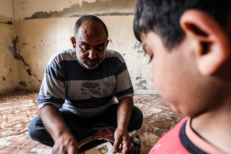 <p>Salih, iç savaşın sürdüğü ülkede çok az sayıda doktor olduğunu dile getirerek, "Sadece acil vakaları tedavi ediyorlar. Suriyeli çocukların çilesini bütün dünya bilmeli. Ülkedeki tüm hasta çocukların tedavi edilmesini temenni ediyorum. Çünkü burada birçok hastalığın tedavisi yok." diye konuştu.</p>