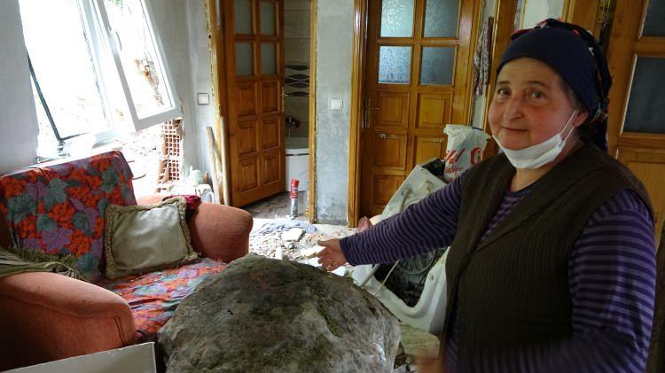 <p>Bu sırada evde bulunan 2'si çocuk 5 kişilik aile, olaydan yara almadan kurtuldu. Aydın Otur, gazetecilere, olayın büyük bir gürültüyle yaşandığını belirterek, uyandıklarında evin toz bulutuyla kaplandığını söyledi. Olayı maddi hasarla atlattıkları için şükrettiklerini dile getiren Otur, çamaşır makinesi sayesinde kendilerine bir şey olmadığını ifade etti.</p>
