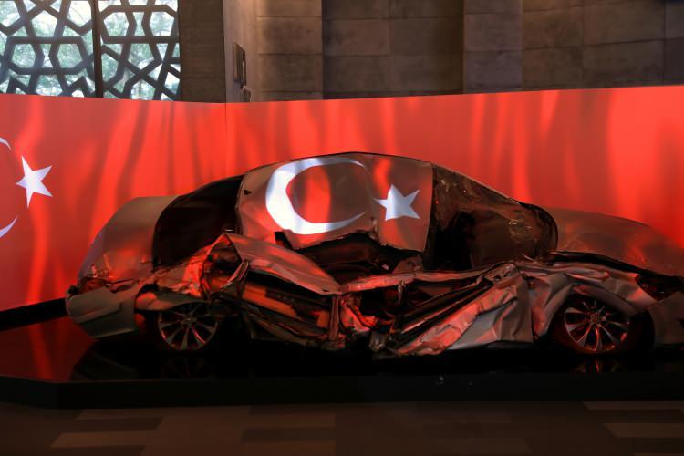 <p>- "İkinci yılda hedefimizi yurt dışı ağırlıklı planlıyoruz"</p>
<p>Çağdaş müzecilik anlayışında internetin önemine değinen Şebik, tek tık ile müzelerin gezilebildiğine işaret etti. </p>
<p>Hafıza 15 Temmuz'un da aynı özelliklere sahip olacağını vurgulayan Şebik, "Hiç gelme durumu yoksa tabii ki biz internet hizmetini sunacağız ama gelme imkanı olan varsa da mutlaka müzeye bekleriz." diye konuştu.</p>
<p>Şebik, Hafıza 15 Temmuz Müzesi'ni görmeyen, bilmeyen ve duymayan kalmasın istediklerini dile getirdi.</p>