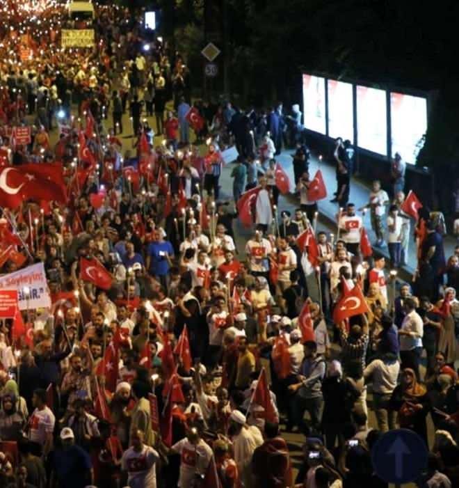 <p><span style="color:#FFD700"><strong>16 Temmuz | 18:46</strong></span></p>
<p>Örgüt mensuplarının darbe girişiminde kullandıkları Ankara Emniyet Müdürlüğü’nün bahçesindeki tanklar, askeri tırlarla kışlaya çekildi.</p>