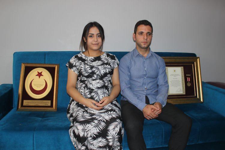 <p>Evde ailece oturuyorduk ve muhabbet ediyorduk. Televizyondan Boğaz köprüsünün tanklar tarafından kapatıldığını gördük. Bir süre sonra abimler eve geldi. 'Hadi toplanın hepimiz dışarı çıkıyoruz, gitmemiz gerekiyor' dediler. Abim yengeme, 'Gitmemiz gerekiyor. Biz mücadele vermezsek bu darbe olayı olursa çok zor günler yaşanır. Hepimiz toplanıp dışarı gittik. Saraçhaneye doğru çıkıp ilerlediğimizde silah sesleri yükseldiğini duydum. Silah sesine doğru hızlı hızlı gittik kalabalık bir şekilde. Askerlerin durmadan ateş ettiğini görüyordum. Asker kışlaya diye bağırıp çağırdık. Ne olduğunu anlamadım bir an yerde buldum kendimi. Hastaneye götürdüler, hastanenin içini gördüm. İçerisi çok kötü durumdaydı. Anlatılacak gibi değildi. Ağır yaralı insanlara serum bağlıyorlardı. Diğerine yetişmeye çalışıyorlardı. Kurşun sağ ayağıma geldi. Zaten ne olduğunu anlamadım, bir anda yere düştüm. Bir 10 saniye sonra gözüm açıldı. Ayağımdan kan fışkırdığını gördüm. O anda zaten direkt alıp hastaneye alıp götürdüler” dedi.</p>