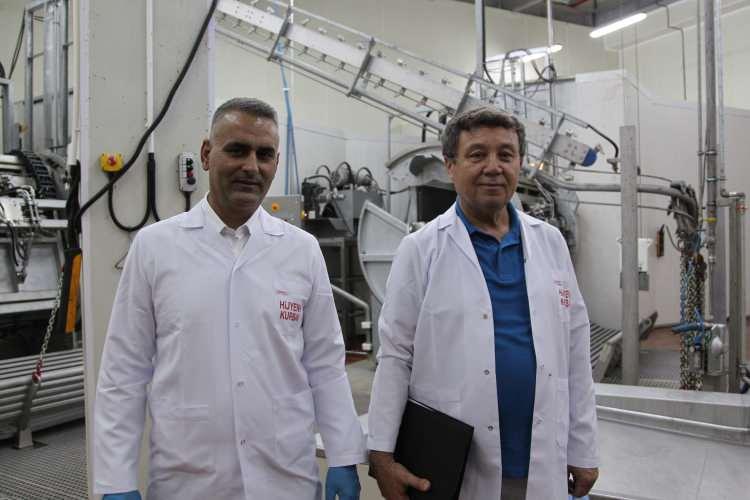 <p>“Sağlıklı olmayan hiçbir hayvanı seçmiyoruz”</p>

<p>Kurban kesim işlemleri hakkında bilgi veren Veteriner Hekim Ali Duman, hayvanların kurban bayramından 5-6 ay kadar önce ahırlara yerleştirildiğini söyledi. Kesim dönemi yaklaştığında yetiştiricilerden hayvanları aldıklarını ifade eden Veteriner Ali Duman, “Sağlıklı olmayan hiçbir hayvanı seçmiyoruz. Hayvanın kurban vasıflarını taşıması gerekiyor. Bu vasıflar; 2 yaşını doldurmuş hayvan, kalıcı dişler gibi sağlıklı, TÜRKVET sistemine kayıtlı hayvan olması gerekiyor. Ön elemeden geçen hayvanlar buraya getiriliyor. Buradan sonra da kesim işlemi başlıyor. Kesim işlemi kurallarında dini vecibeler yerine getiriliyor. Tekbir getirerek hayvanı buradan getiriyoruz. Eziyet etmeden mezbahanın içerisine sokuyoruz” dedi.</p>
