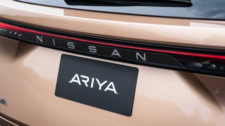 <p>Yeni otomobilde kullanılan yeni marka logosu aslında çok farklı detaylara sahip değil. Ancak Nissan isminin harfleri arasındaki boşluğun biraz daha fazla olduğu ve logonun daha fazla üç boyutlu gözüktüğü hemen anlaşılıyor.</p>

<p> </p>
