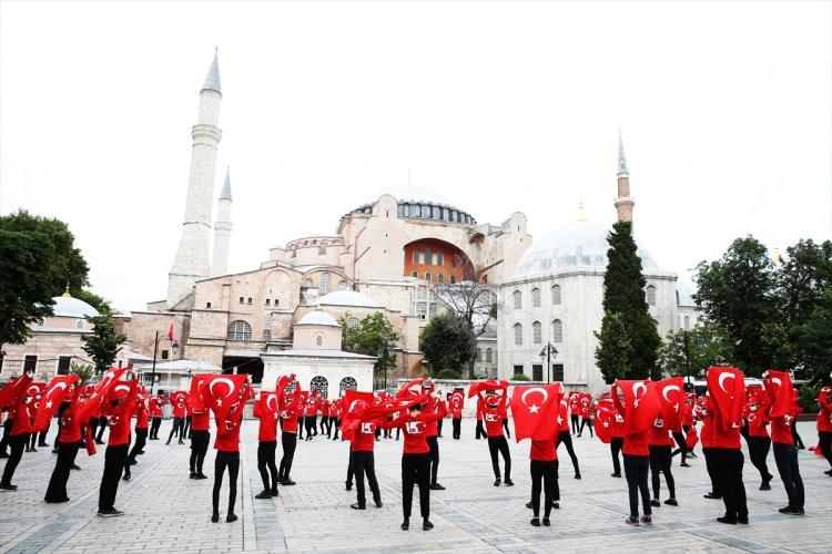 <p>Ayasofya Camisi'nin önünde kırmızı-beyaz ay yıldızlı tişörtler giyen 100 kişilik ekiple gerçekleşen gösteride, darbe girişiminin önemli noktalarından 15 Temmuz Şehitler Köprüsü'yle Türk bayrağı ve Türk haritası koreografisi oluşturuldu. </p>

