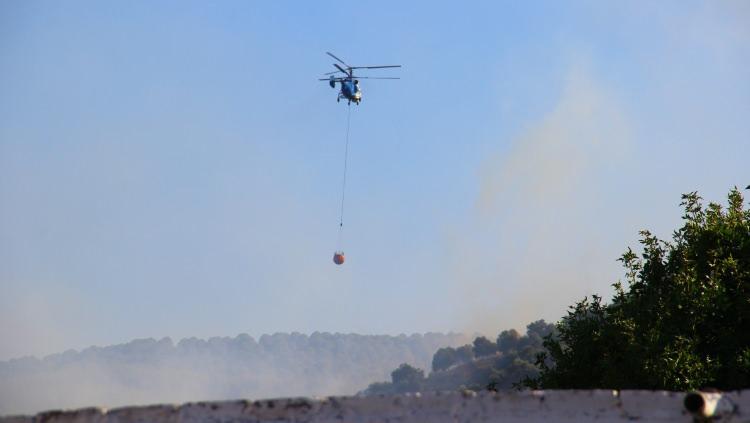 <p>Orman Böşge Müdürlüğü'ne ait tüm helikopterlerin su taşıdığı yangını köylüler endişeli gözlerle seyrederken kamu kurum ve kuruluşlarına ait iş makineleri de söndürme çalışmalarına destek için bölgeye sevk edildi.</p>
