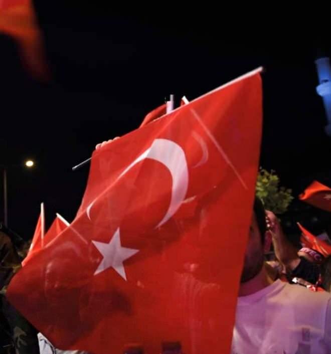 <p><span style="color:#FFD700"><strong>16 Temmuz | 09:10 - 09:40</strong></span></p>
<p>Hakimler ve Savcılar Yüksek Kurulu, silahlı terör örgütü FETÖ üyesi hakim ve savcılar hakkında alınacak tedbirler için toplandı. Darbe girişimiyle ilgili başlatılan soruşturmalar kapsamında, Türkiye genelinde, silahlı terör örgütü FETÖ üyesi bin 374 TSK personeli gözaltına alındı. Genelkurmay Başkanlığı’ndan çıkan 200’e yakın silahsız er ve erbaş teslim oldu.</p>