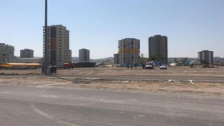 <p>İnsanların salgından dolayı kurban almaya korktuklarını söyleyen Besici Cesim Akbalık” Hastalık var şuan. İnsanlar kurban almaya korkuyor. Hem satıcı hem alıcı çekiniyor ama mecbur açılması lazım. Açılmazsa kurban kesecek adam nasıl kesecek, bizler nasıl satacağız. Çadırlar yeni yeni kurulduğu için belli bir fiyat yok henüz. Ama işte hayvanına göre değişiyor. Net bir şey belli değil. Hayvan alırken tertemiz olmasına dikkat etmek lazım. Hayvan cam gibi olacak.</p>
