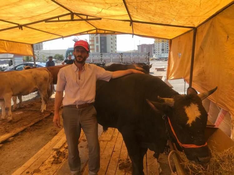 <p>Pazarlık yaparken nasıl davranacakları konusunda arada kaldıklarını söyleyen Akbalık, sözlerine şu şekilde devam etti:<br />
“İki yaşını doldurmuş hakkı ile kurban olan hayvan kurban olunur. İki yaşını doldurmayan hayvan kurbanlık değildir. Caiz değildir kesilmez. 2 yaşını dolduran hayvanın ağzında kazması görünür zaten.</p>
