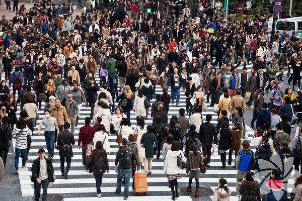 <p>Kalabalık şehir merkezinde y&uuml;r&uuml;mek</p>
