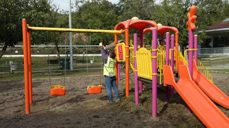 <p>&Ccedil;ocuk parkında bir saat ge&ccedil;irmek</p>
