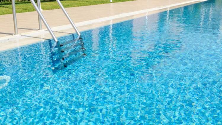 <p>Halka a&ccedil;ık y&uuml;zme havuzuna girmek</p>
