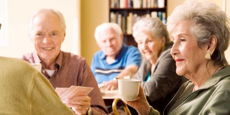 <p>Yaşlı arkadaş ve akrabaları evlerinde ziyaret</p>
