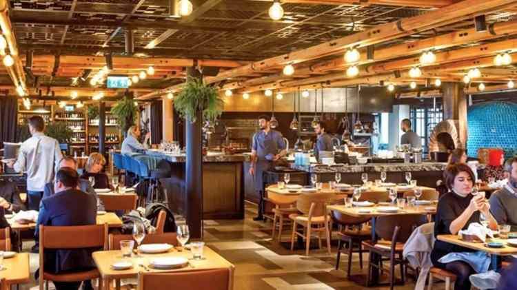 <p>Restoranda yemek yemek (kapalı alan)</p>
