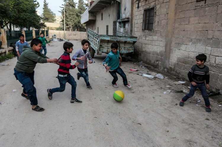 <p>Futbol oynamak</p>
