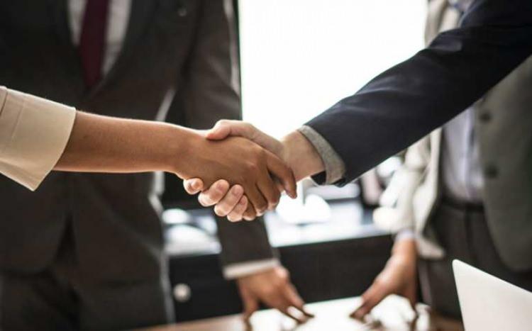 <p>Sarılma, tokalaşma</p>
