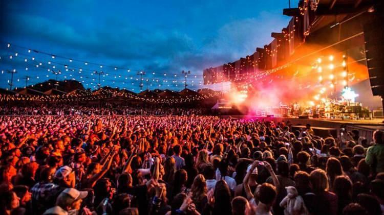 <p>B&uuml;y&uuml;k konserlere gitmek</p>
