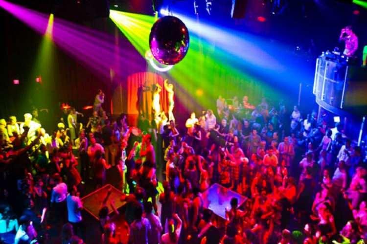 <p>Eğlence mekanlarına gitmek</p>
