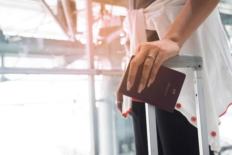 <p>İskandinav ülkeleri de ışık altında farklılaşan pasaportlara sahip. Norveç pasaportuna ışık tutulduğunda, kutuplardaki meşhur kuzey ışıklarına ait figürler görülebilir.</p>