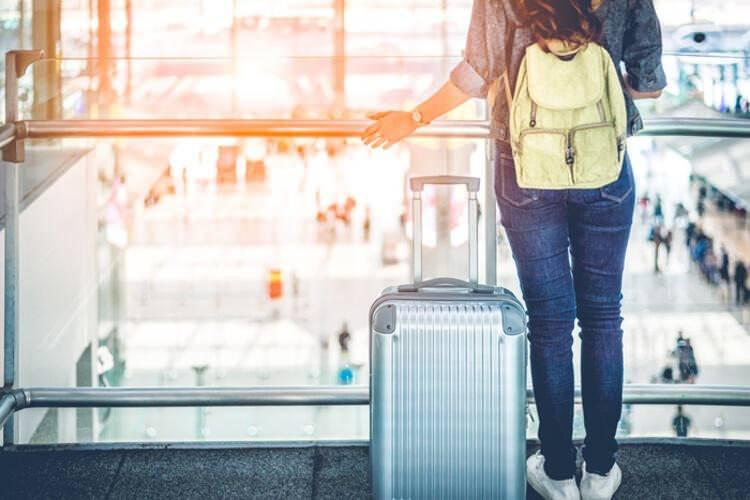 <p>Japonya vatandaşları 20 yaşına geldiklerinde iki farklı pasaport tipi için başvuru yapabiliyorlar. Mavi pasaportlar beş yıl geçerliyken, kırmızılar on yıl boyunca geçerli. 1998 yılında biyometrik pasaportları ilk uygulamaya koyan ülke Malezya’dır.</p>