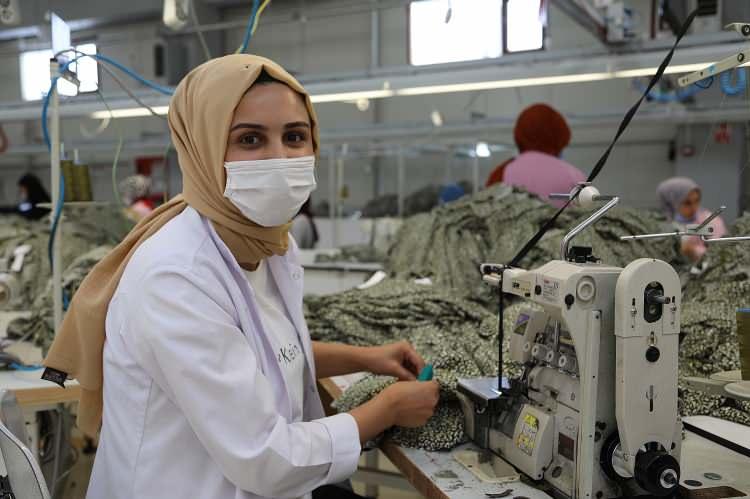 <p>- Hedef ayda 70 bin ürün üretmek </p>

<p>Firmanın aylık 50-60 bin ürün ürettiğini bildiren Saban, bu rakamı 70 bine çıkarmayı hedeflediklerini vurguladı.</p>
