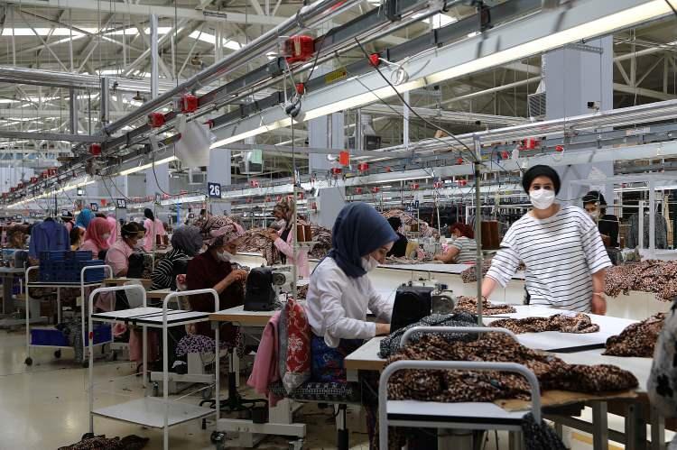 <p>Pandemi sürecinde işlerde biraz durgunluk olmasına rağmen ara vermeden çalışmalarına devam ettiklerini belirten Saban, "Bundan sonra inşallah daha güzel olacaktır. Çalışanlara asgari ücret ödeniyor. Resmi tatillerde çalışmıyoruz. Fazla mesai ödemesi yapılıyor. Bingöl gibi bir ilde 220 kişinin çalışması, en az bin kişiye katkı sağlıyor." dedi.</p>