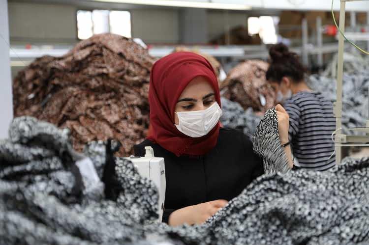 <p>Tekstil firmasında çalışan Zehra Koşunkardı da işinden çok memnun olduğunu dile getirdi.</p>