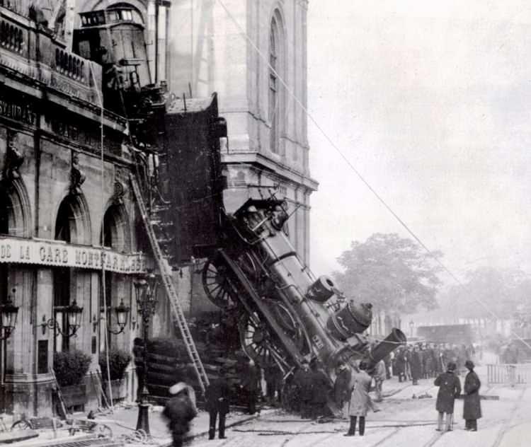 <p>1895 Paris raydan çıkan tren</p>
