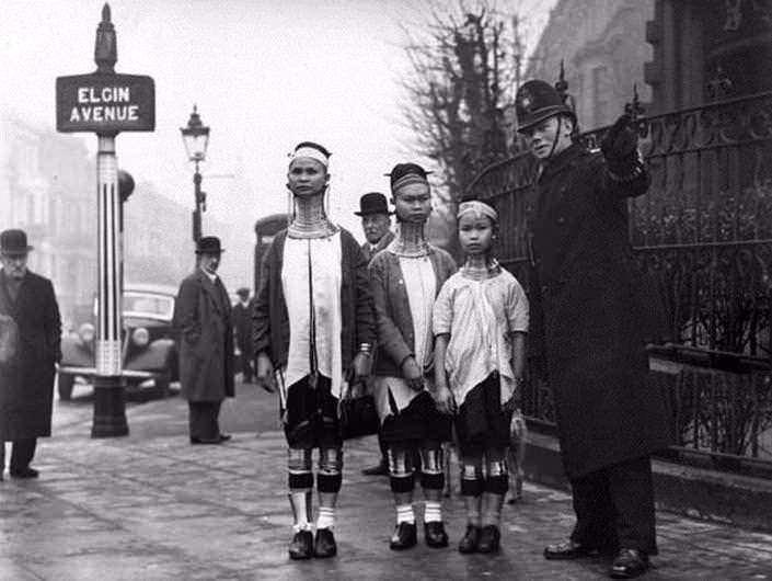 <p>Londra'da bir polis memuru Burmalı kadınlara yardımcı oluyor. (1935)</p>
