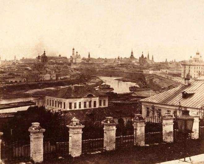 <p>Moskova'daki Kremlin Sarayı'nın uzaktan görüntüsü (1852)</p>
