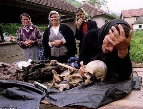 <p>Bosnalı bir kadın, savaş sırasında hayatını kaybetmiş ve toplu mezara gömülmüş oğlunun kalıntıları üzerine yas tutarken,</p>
<p>1992.</p>
